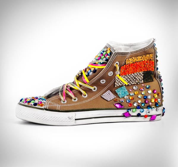 scarpa con termoadesivi in strass