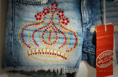 applicazione strass colorati su denim