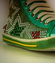 decorazioni verdi e bianche su scarpa